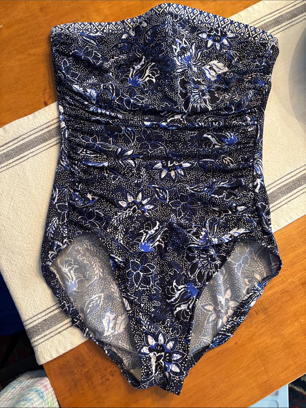 Miraclesuit Navy and Cream Patterned Swimwear Top size14T, never worn